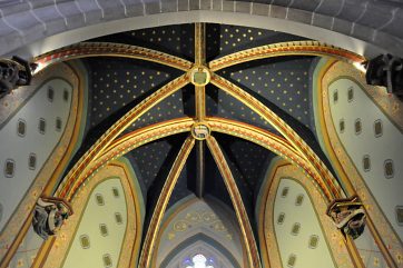 La voûte peinte étoilée de la chapelle absidiale sud La voûte peinte étoilée de la chapelle absidiale sud
