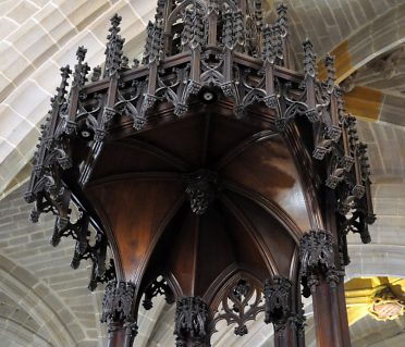 L'abatson de la chaire à prêcher et ses magnifiques sculptures. L'abatson de la chaire à prêcher et ses magnifiques sculptures.